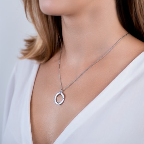 Zawieszka koło Engrave: srebrna, biały szafir, grawer